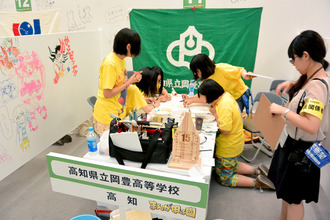 取材中の岡豊高校