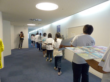 審査会場に作品を搬入