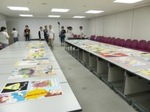 審査会場に作品を配置