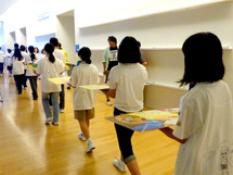 審査会場に作品を搬入