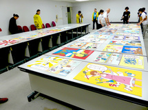 審査会場に作品を配置