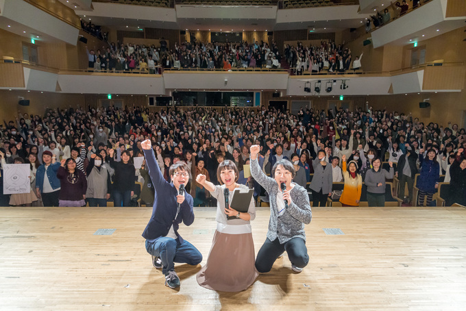 関智一さん、野島健児さんと一緒に記念撮影