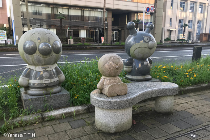 Statues of Anpanman, Dokinchan, Baikinman, Melonpannachan and Shokupanman